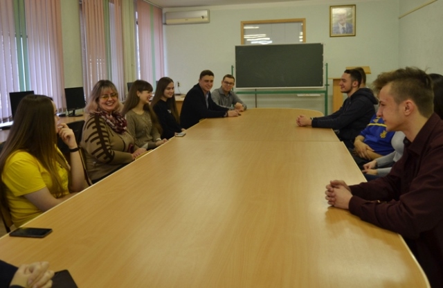 Спілкування студентів фізмату з майбутніми абітурієнтами